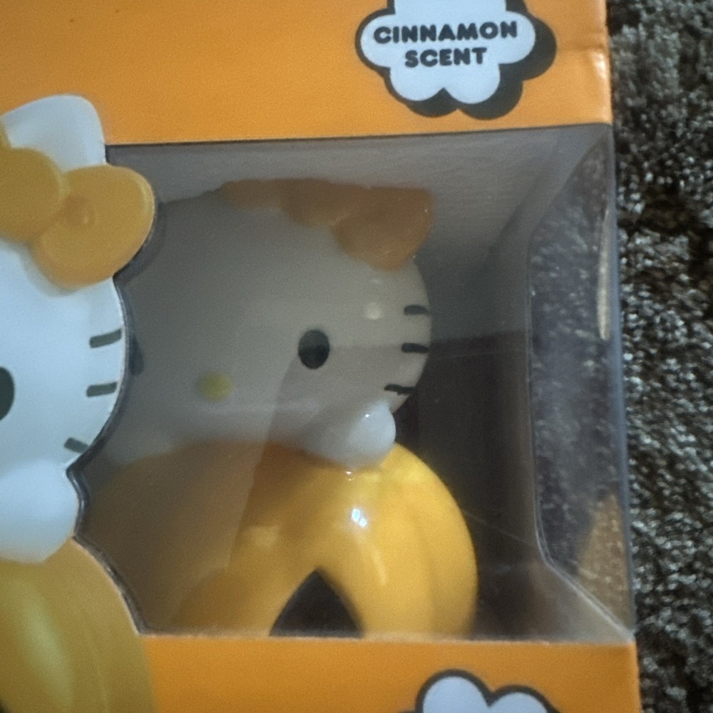 Hello Kitty Halloween Pumpkin Ceramic Reed Diffuser - Picture 3 of 6